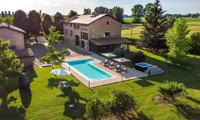 Castelfranco Emilia Villa | Casa delle Noci country house, pool & SPA
