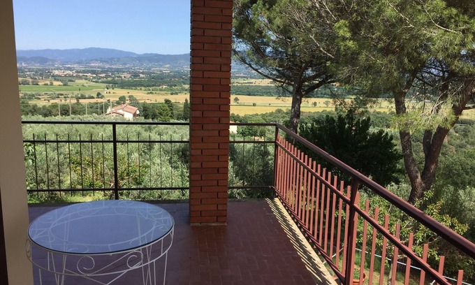 Oliveto House | Casa di Vittoria immersed in the heart of the Tuscan countryside surrounded by olive groves