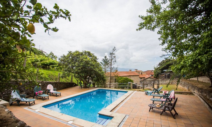 Valenca Villa | "Casa do moinho" garden, pool and barbecue.