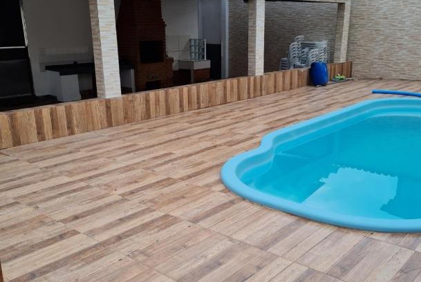 Indaia House | Casa espaçosa com piscina a 100m da praia!