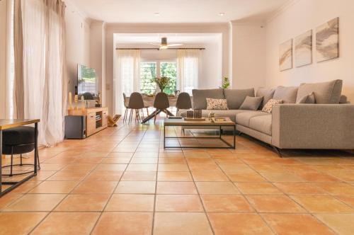 Las Jaras House | Casa familiar junto al Lago de la Encantada con zona de juegos, BBQ y cine