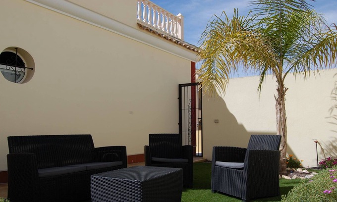 Almoradi House | Casa Feliz: House with a beautiful garden!