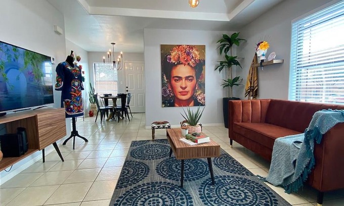 Pharr Apartment | Casa Frida with King-size bed