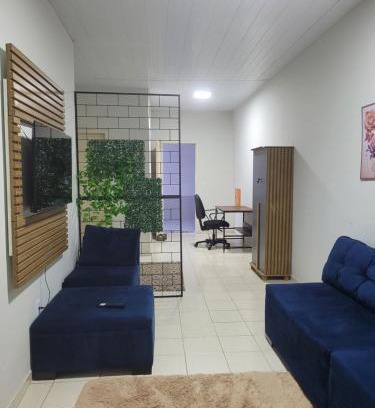 Ji Parana House | Casa funcional - 02 quartos, 02 camas de casal, 01 cama de solteiro, cozinha gourmet e garagem para carro pequeno