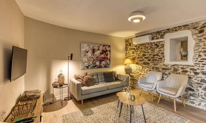 Espolla House | Casa 'Gall' with Mountain Views, Wi-Fi and Air Conditioning