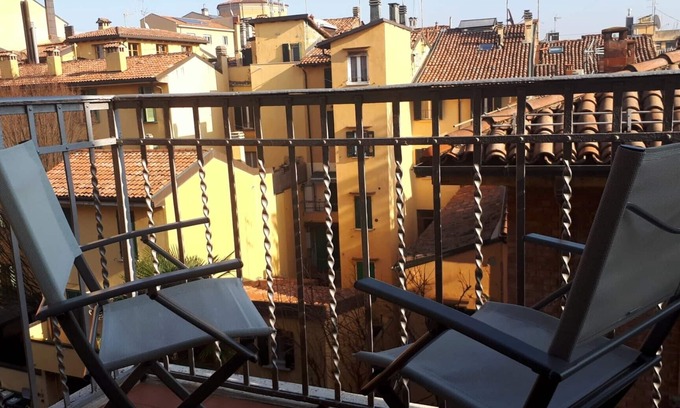 Historic Center Apartment | Casa In Paradiso, entire apartment with balcony-historic center/Pratello