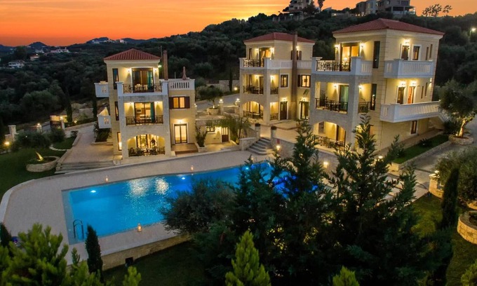 Kato Stalos House | Casa Leone Suites