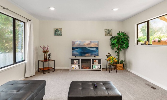 Moss Beach House | Casa Marina: Walk to Beach, Hear the Ocean, Kid Friendly Family Retreat!
