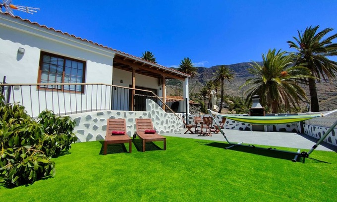 Alojera House | Casa Mercedes: sunset with panoramic views of the sea and the mountains.