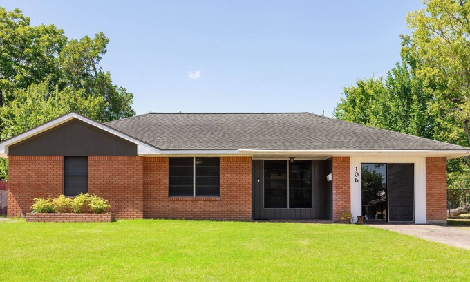 Lake Jackson House | Casa Mimosa: Lake Jackson Home 15 min from Beach