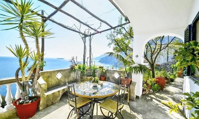 Arienzo House | Casa Odetta: A bright apartment which faces the sun and the sea, with Free WI-FI.