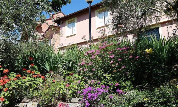 Chiavari House | Casa Oleandro A: An elegant and welcoming two-story independent house, with Free WI-FI.