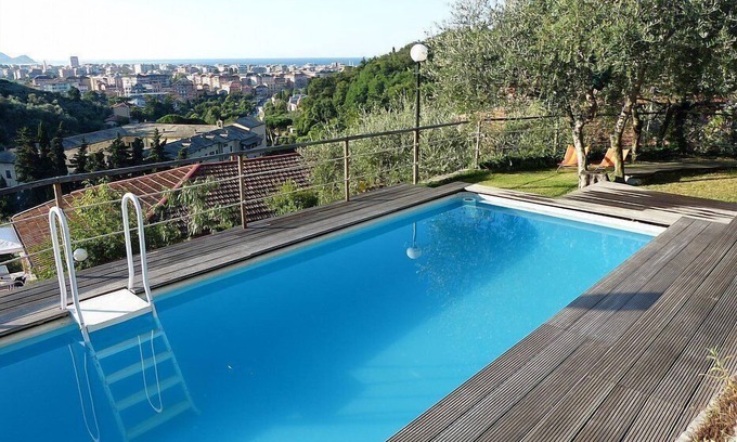 Chiavari House | Casa Oleandro C: An elegant and welcoming apartment surrounded by the greenery, with Free WI-FI.