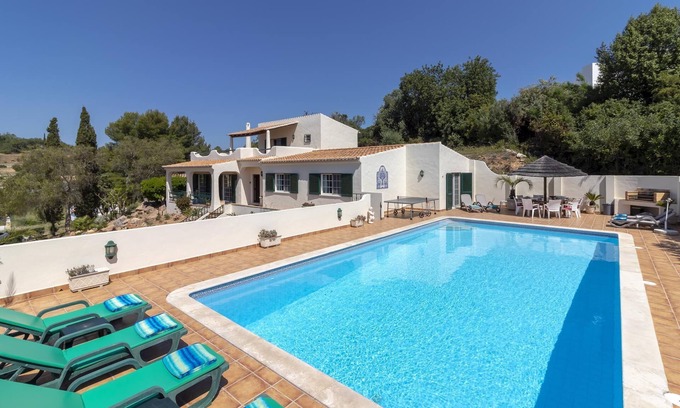 Poco Partido Villa | Casa Ouriços , Large Pool, BBQ, Walk to beach