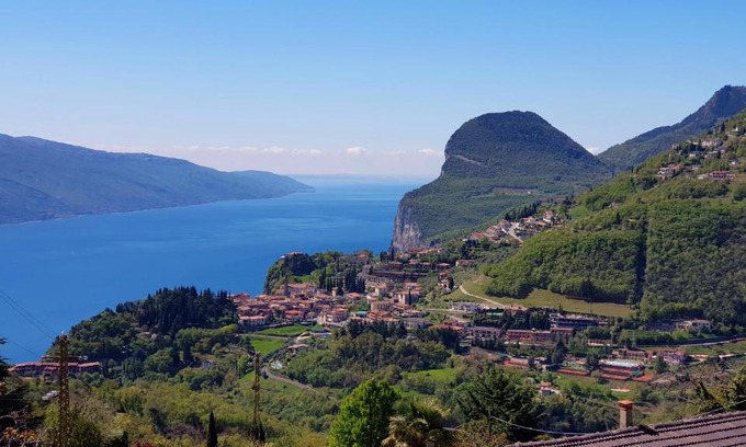 Voltino Apartment | Casa Palanca 2 balcony lake view By Garda Domus Mea