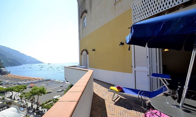 Positano City Centre House | Casa Samuela: A charming ancient house overlooking the sea and the main beach of Positano, with Free WI-FI.