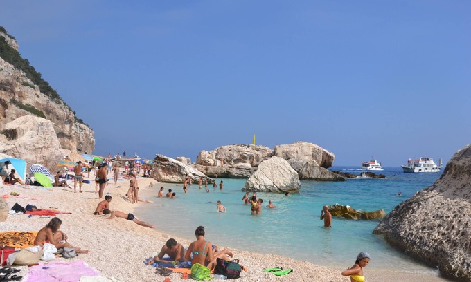 Girasole House | Casa Santina House located in a large Mediterranean garden