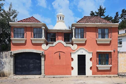 Quetzaltenango House | Casa tipo colonial en las faldas del cerro del baul