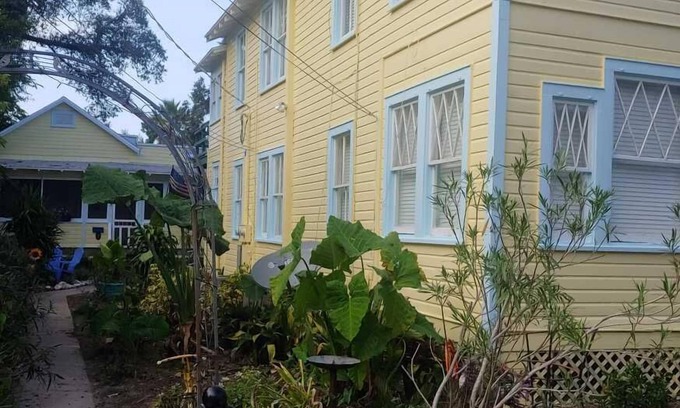 St. Augustine Cottage | Casa Tranquila, Walk Everywhere Sleeps 2, Comfy, Stylish, Parking, Uptown Area