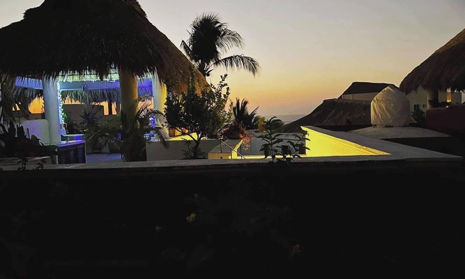 Hidalgo House | Casa Tres 2BR Starlink Walk to Beaches Ocean View