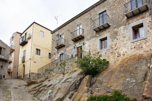 Geraci Siculo House | Casa vacanze Ai Valàti CIR 19082-037C20-6280 CIN IT0820-37C284E-SHYWG
