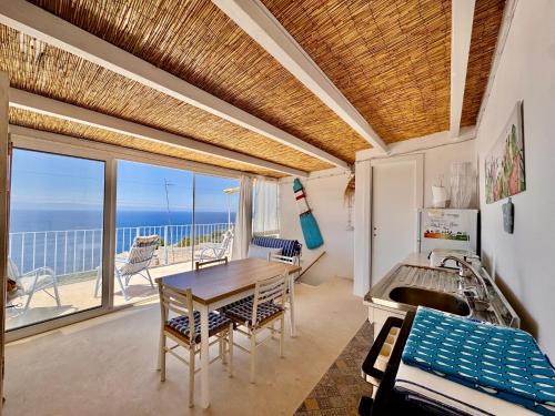 Leni House | Casa Ventalia, Appartamento Panoramico con Terrazza Vista Mare, Rinella, Salina