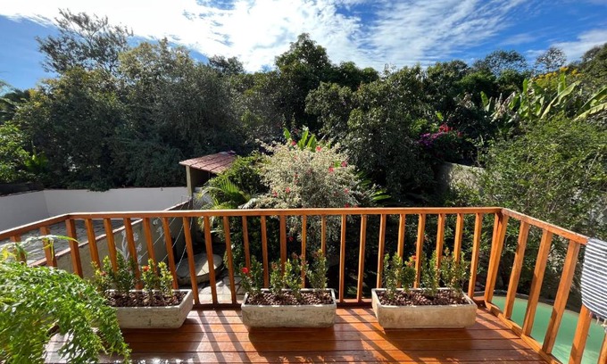 Pirenopolis House | Casa Verde Piscina Spa com Ofurô e Hidro 750m Cavalhodromo 1km Rua do Lazer Reserva Florestal no quintal TVs com Premiere Futebol Filmes You Tube Churras Fogão a lenha Ar Split Internet Fibra Mercado Pirineus Pets bem vindos sossego e energia boa