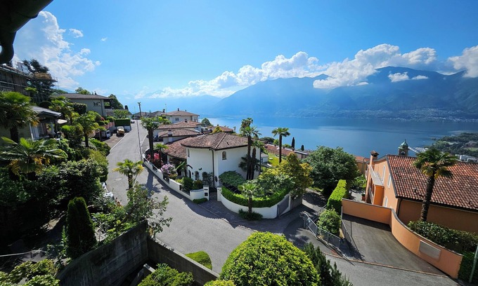 Orselina House | CasaConte: Tranquil 3-bedroom house with fantastic views and WiFi in Orselina