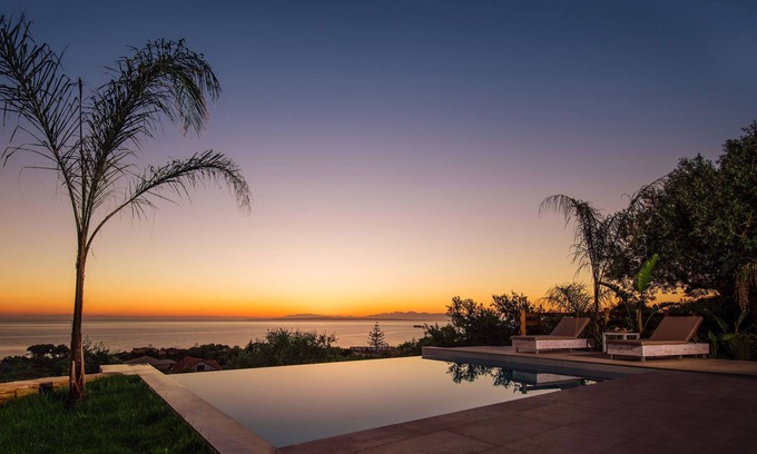 Akrotiri House | CasAelia - Seaview, beautiful sunrises and sunsets.