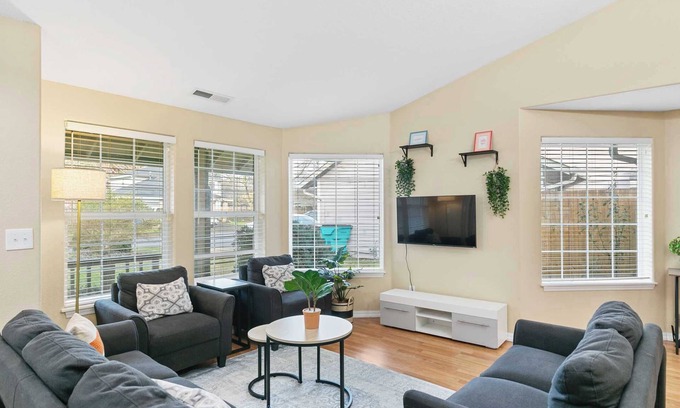 Mill Plain House | Cascadia Retreat: Cozy Home Perfect for Your Family Getaway on 166th St #42006