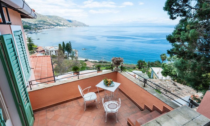 Spisone Apartment | Casetta Amelia with Seaview by Wonderful Italy