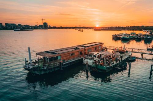 Amsterdam North Bed & Breakfast | Casey's Lake View House Boat