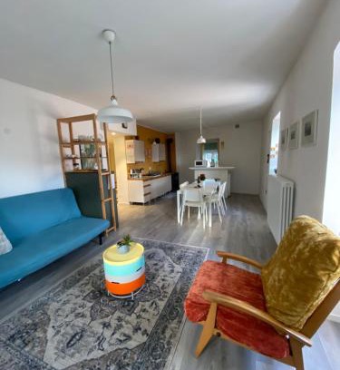 Lisignago Apartment | Casi di Lisi, la luce sulla piazza e sulle montagne