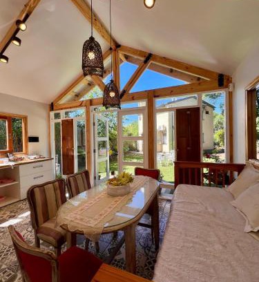Yerba Buena House | Casita Amarillo Sol con Casa de Te, Pileta y Parrilla