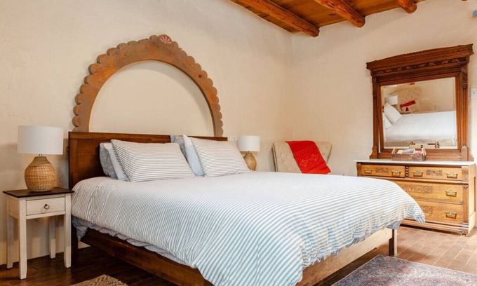 Seton Village House | Casita Azul: historic and cozy Santa Fé adobe