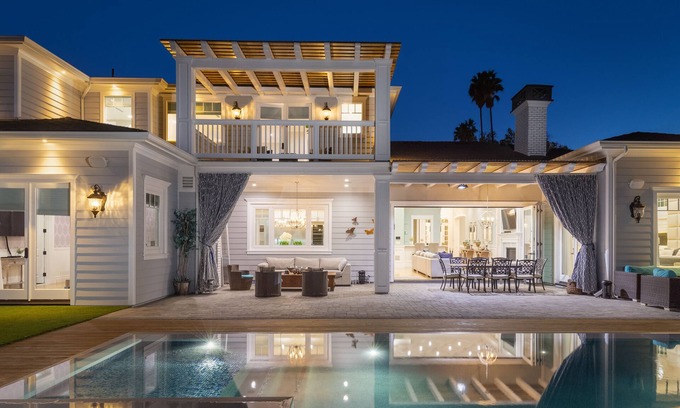 Tarzana Villa | Cassandra - Tarzana Contemporary Villa with Saltwater Pool & Theater