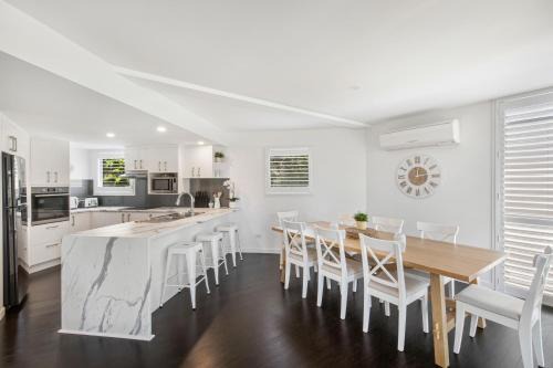 Castaways Beach Apartment | Castaway Cove Beachfront Home by Stay Noosa