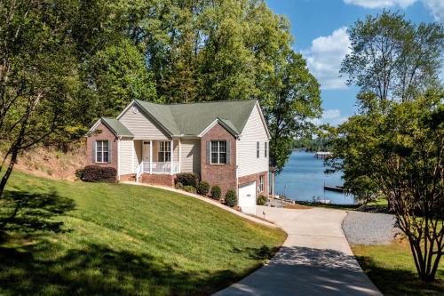 Lake Norman of Catawba House | Castaway Cove -Lake Norman Waterfront Home with Private Dock