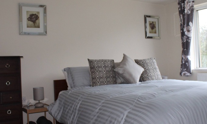 Caerphilly House | Castell Cottages: 3 stars. 400m to Caerphilly Castle 15 mins by train to Cardiff