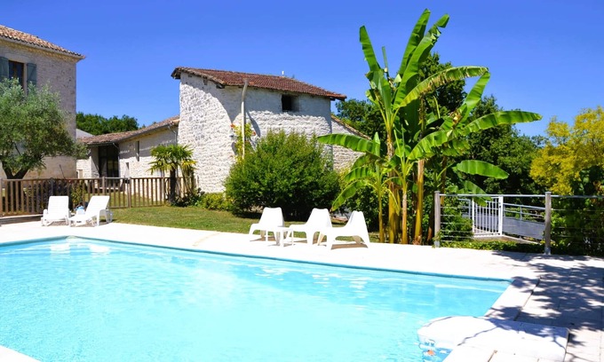 Castelnau-Montratier-Sainte-Alauzie House | Castelneuve is a private home with a luxurious appearance and pool