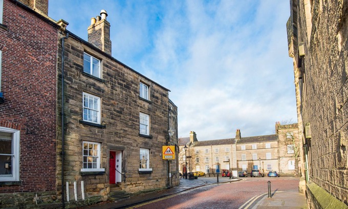South Charlton Apartment | Castle Retreat, luxury 1-bed apartment right opposite Alnwick Castle