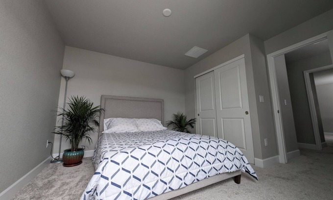Castle Rock Apartment | Castle Rock's DEN, a cozy private room in the ridge of Castle Rock House.