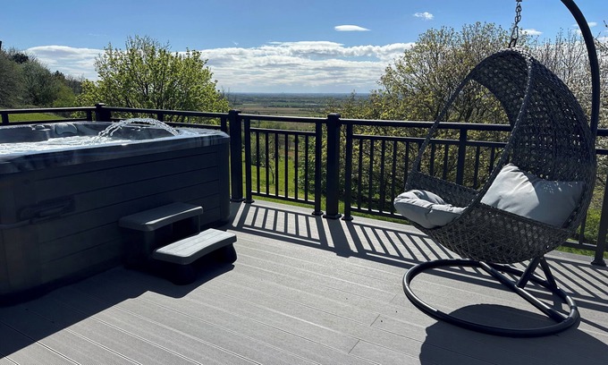 Nettleton Cottage | CASTLE TOP HAVEN, luxury holiday cottage, with hot tub in Caistor