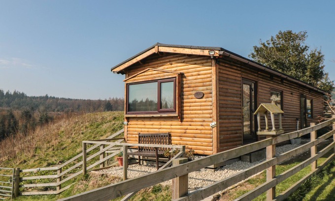 Cloughton Cottage | CASTLE VIEW CABIN, family friendly, with a garden in Cloughton