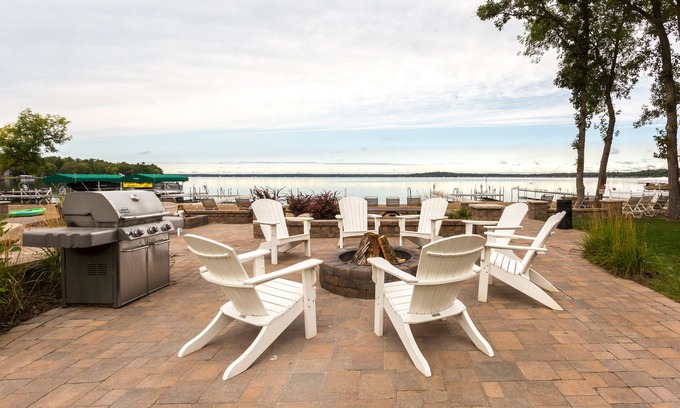 Nisswa Condo | Catch Breathtaking Sunset Views from this Lake Front Condo w/Fire Pit on Gull Lake