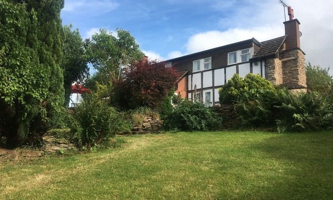 Pencombe Cottage | CAUSEWAY COTTAGE, family friendly, with a garden in Pencombe