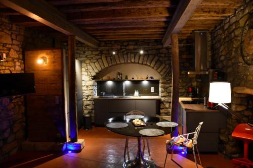 Arbois Apartment | Caveau Contemporain KV'O37