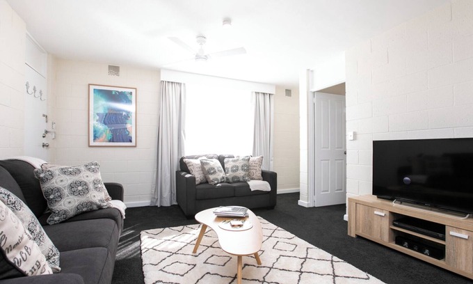 Launceston CBD Apartment | CBD Apartment by the Park: WiFi & Parking