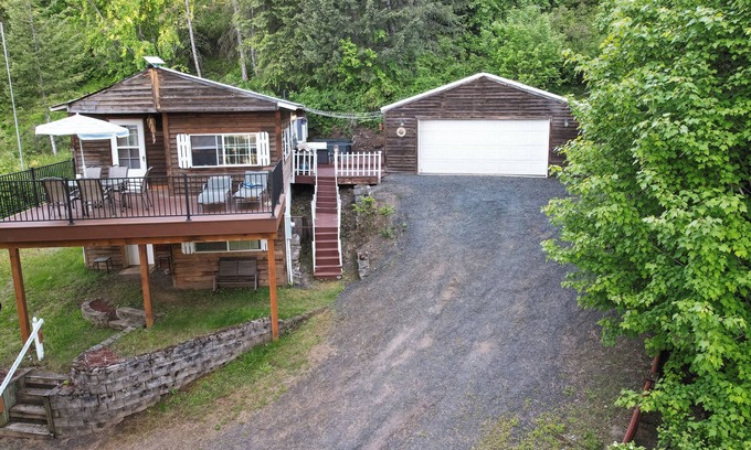 Worley Cabin | CDA Lake-Kayaks-Hot Tub-Boat Slip & More!