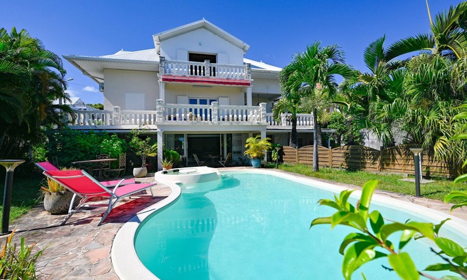 Sainte-Clotilde Cottage | Ce Logement Calme et Sans vis à vis Dispose D'une Piscine Avec Jacuzzi
